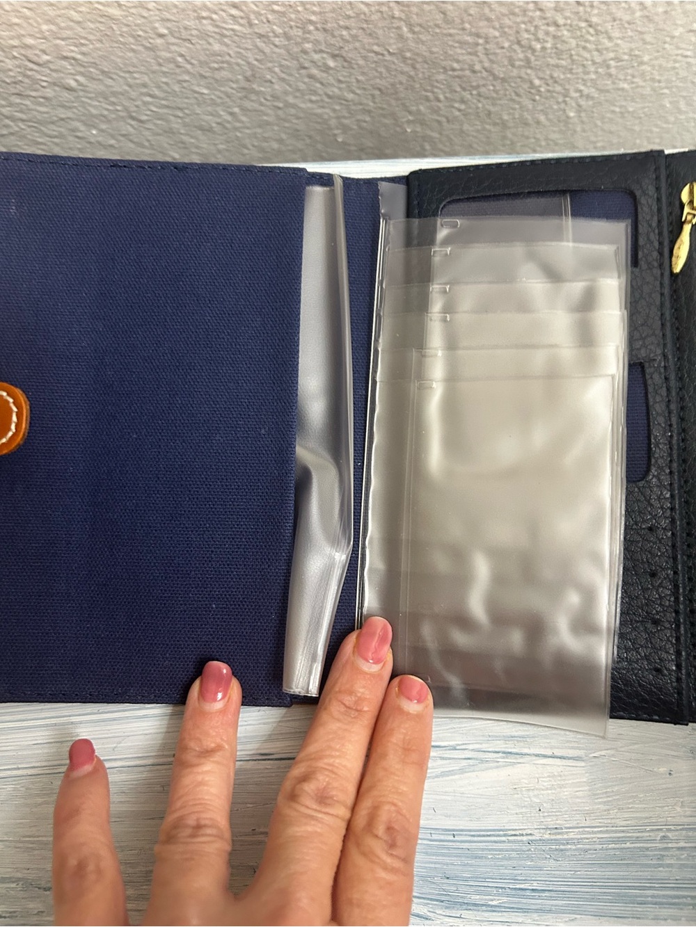 Leather Bi-Color wallet in Black and Tan🚨 - Picture 6 of 6